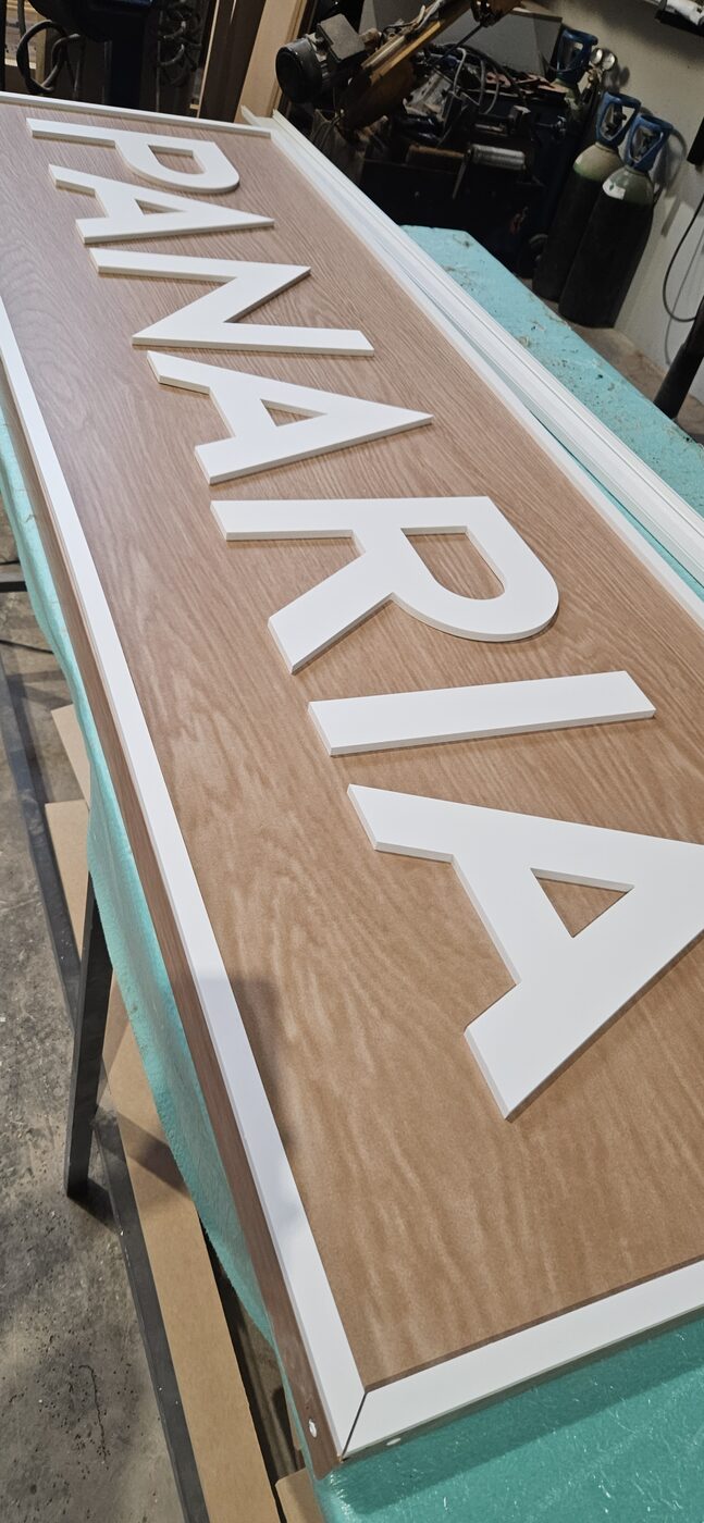 Rótulo de cafetería fabricado por Vinilarte
